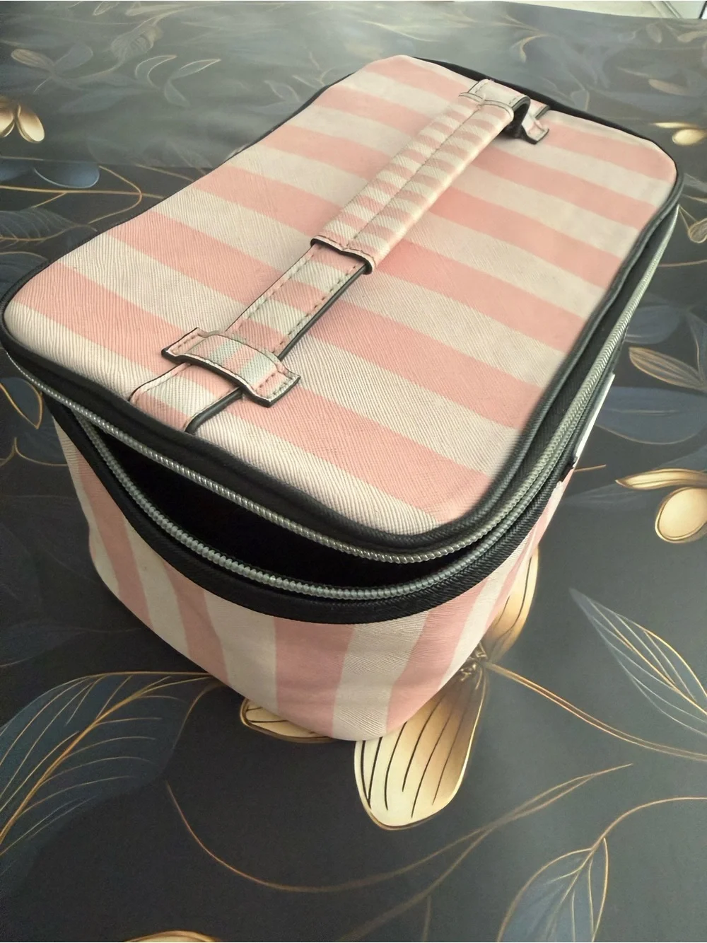 🩷🤍 Victoria’s Secret Cosmetics Case. Excellent condition!